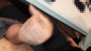 Una studentessa sega il mio cazzone a lezione in università fino all’ingoio