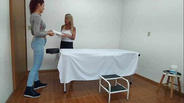 Minha crise de histeria foi curada pela massagista quando me fez gozar lambendo e socando minha buceta – Camila Costa – Pernocas