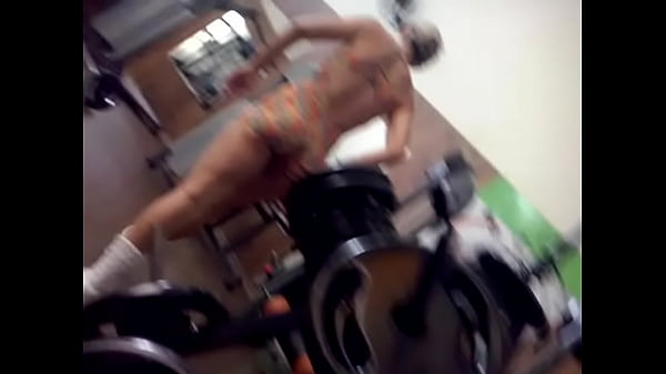 Filmando a gostosa na academia