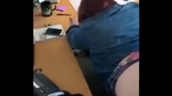 Il encule sa secrétaire au bureau