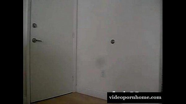 Latin girl shaking her ass