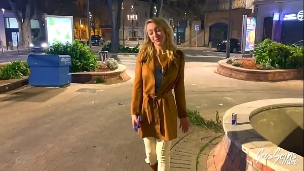 Elisa, 26 ans, découvre le sexe entre filles