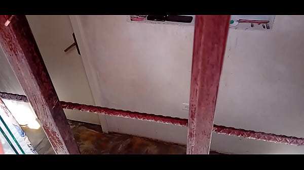 Mientras vuela su nuevo dron, el cornudo pilla a su esposa infiel follándose al mensajero por la ventana.