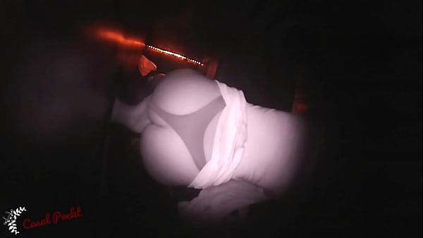 GLORY HOLE – NAMORADA SE DIVERTINDO NA CABINE ERÓTICA