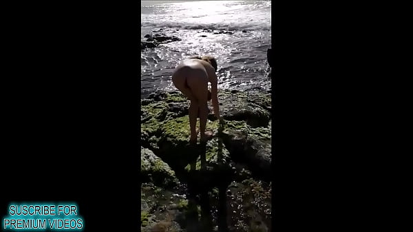 I am relaxing and pissing in beach