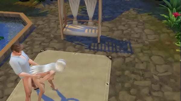 Блондинка занималась спортом у бассейна и оказалась с двумя членами за щекой