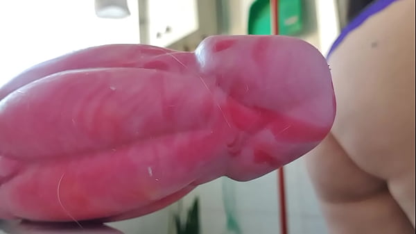 EMPREGADA DOMESTICA GOSTA DE LEVAR VARA… CAMERA FLAGRA SUA FAXINA… A ROLA JA ESTAVA PREPARADA PARA COLOCAR TODA DENTRO DA SUA BUCETA MOLHADA.