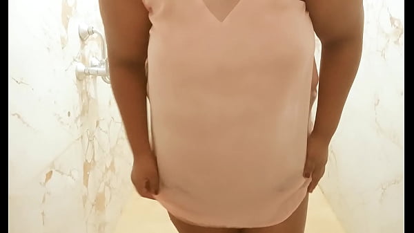 Sexy south Indian maid showing boobs