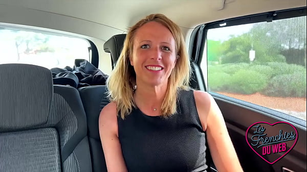 Julie, milf coquine, expérimente le plaisir en trio