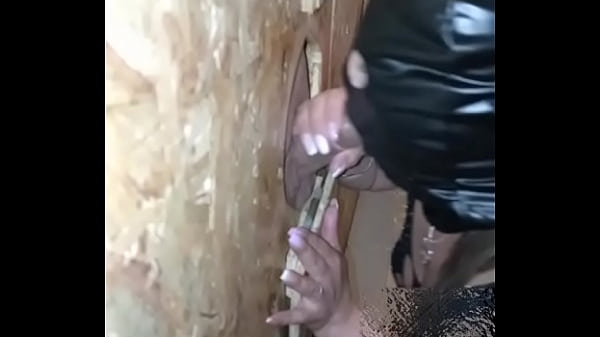 Sexo oral glory hole 1
