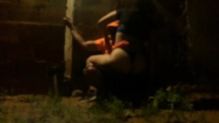 Vendedora de café venezolana culea en un callejón por unos dólares