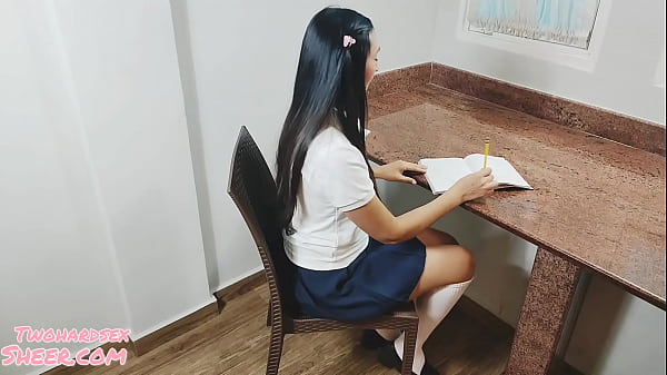 came home and my stepdaughter asks me for help with her homework, I can’t, but she insists in a very provocative way!! colegiala