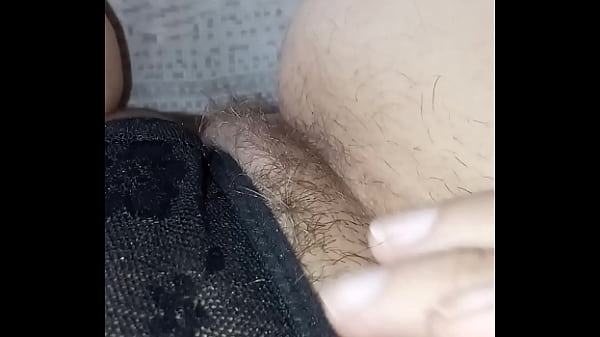 La fica pelosa di una MILF italiana