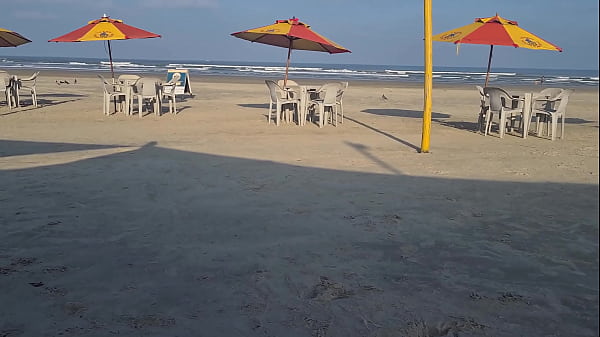 Na praia, sol, mar e fogo na buceta – vou dar pra todo na praia