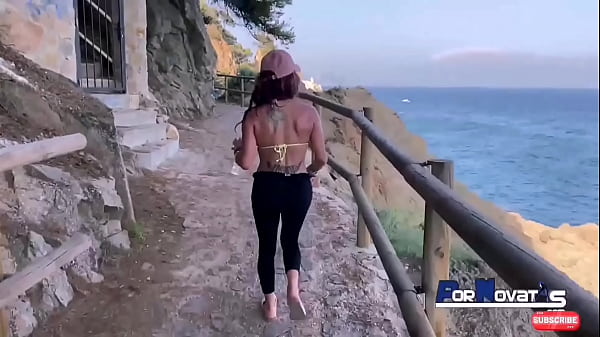 PORNOVATAS – Tremenda Madre madura Colombiana con grandes tetas se pone cachonda chuoando el pollon de Víctor Bloom en la playa y terminan la fiesta en casa