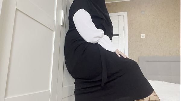 Arab slut in fishnets with no panties gives JOI