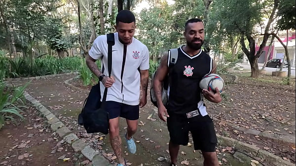 Fui devorada pelos jogadores do meu time favorito DP com os pauzudos com anal