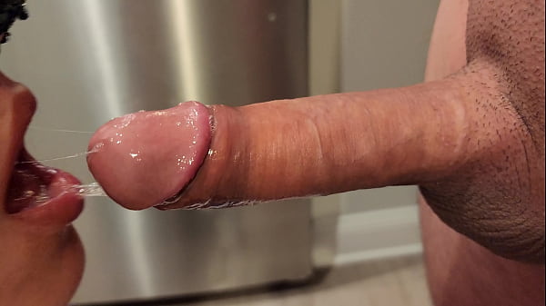 Mamada en primer plano, se traga toda la leche..