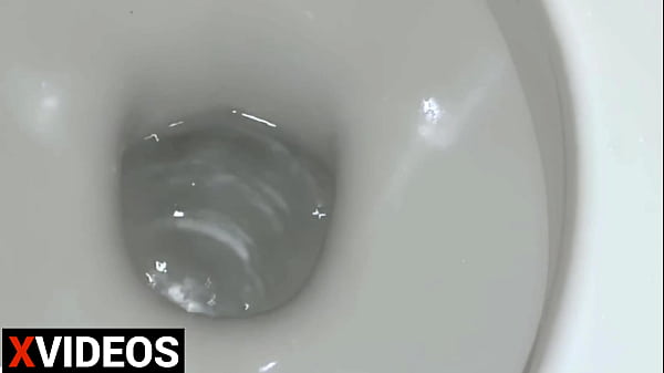 me follo a mi sirvienta en el baño – mi jefe me ofrece dinero si me dejo coger