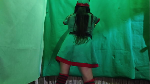 COCHINA!! DUENDE HEMBRA DE LA NAVIDAD ESTA MUY CALIENTE MIENTRAS ESPERA LA NOCHE BUENA PARA ENCONTRAR UN MACHO SUCIO QUE LE INSERTE UN GRAN PENE EN SU VAGINA LATINA