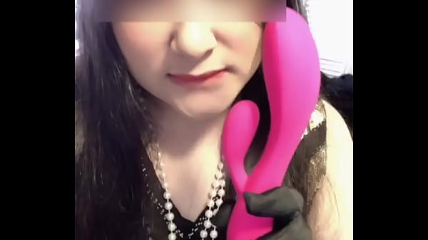 Flapper Girl ‘testing a modern vibrator’