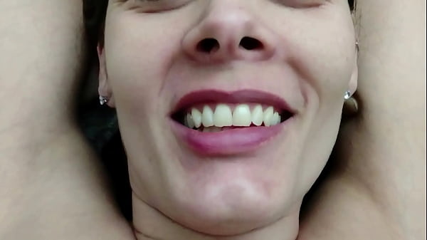 Gostosa cavalgando com força e gemendo de tesão no pau do novinho de 18 anos