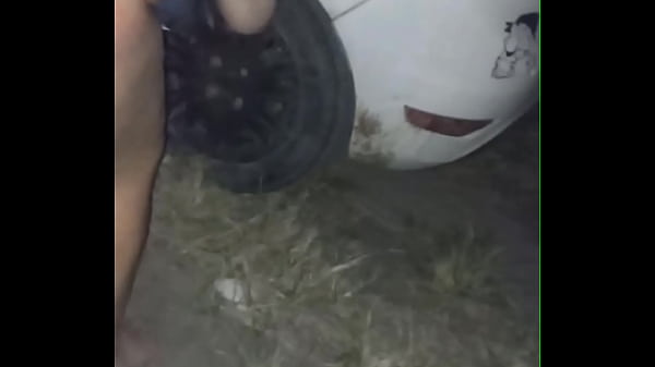 Helen Bbzinha madando Novinho fuder o cuzinho escorada no carro na praia a noite