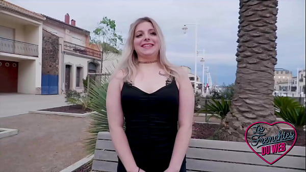 Matylde et Lenna s’amusent avec une belle bite