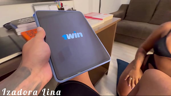 Meu primo estava trabalhando no escritório, eu estava com tesão pedi para ele comer meu cuzinho ele deixou todo arrombadinho e cheio de porra dentro