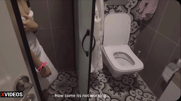 Mi padrastro me encuentra en el baño y decido provocarlo para que me folle