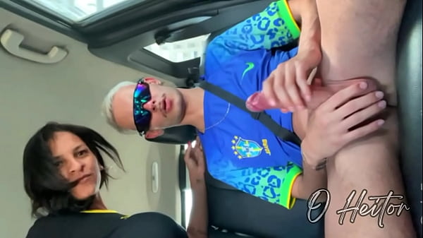 Morena safada sentou na pica do novinho na viagem