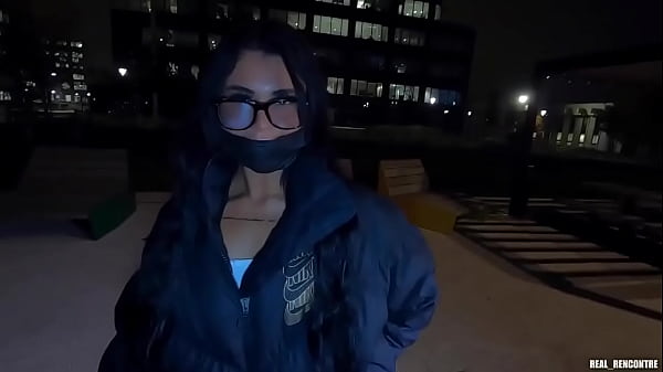 Une jolie beurette de cité se fait défoncer publiquement en anal par un black pour un IPHONE 13 !!!