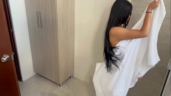 Espió a mi timida hermanastra en la ducha y termino follando su estrecho coño. H.L.