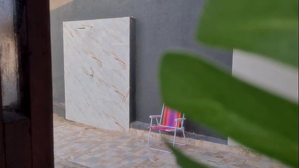 Flagrei minha vizinha gostosa tomando uma ducha no quintal depois de curtir uma praia