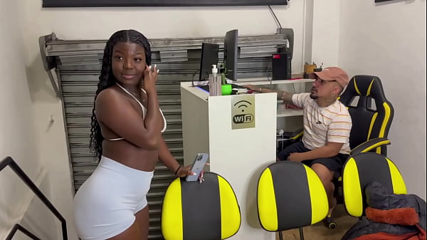 Ktal em treinador espertão fodendo Holly Bombom na academia