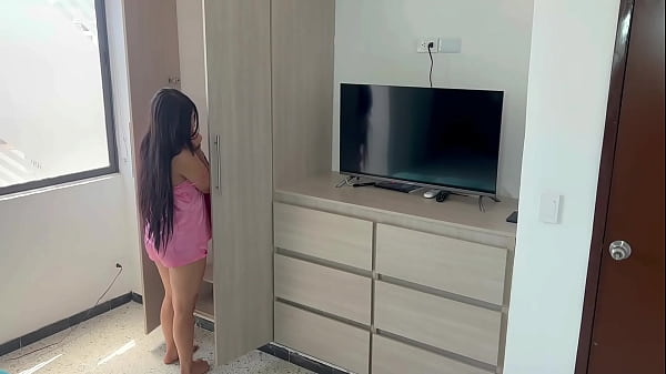 Mi hermosa hermanastra busca ropa en el closet y aprovecho para comerme ese rico culo.