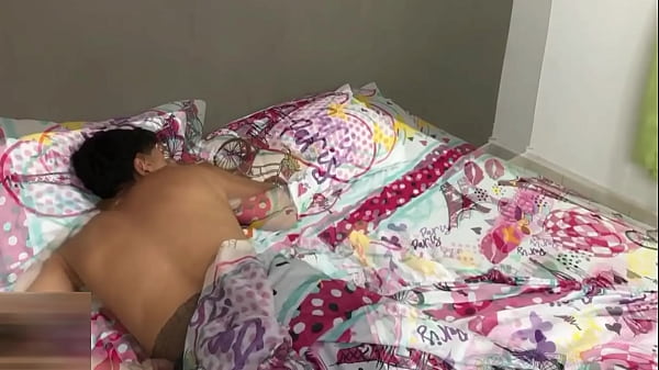 Compartiendo habitación con la cachonda de mi hermanastra