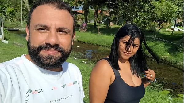 Depois de levar leitinho na bucetinha ela tomou banho peladinha no quintal para os vizinhos verem