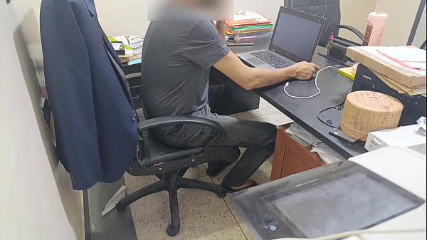 Mi jefe me castigó y me rompió el cuño con su monstruosa polla negra porque le robé el dinero