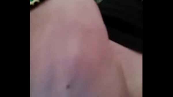 Mi Milf me manda un video metiéndose los dedos como regalo de cumpleaños