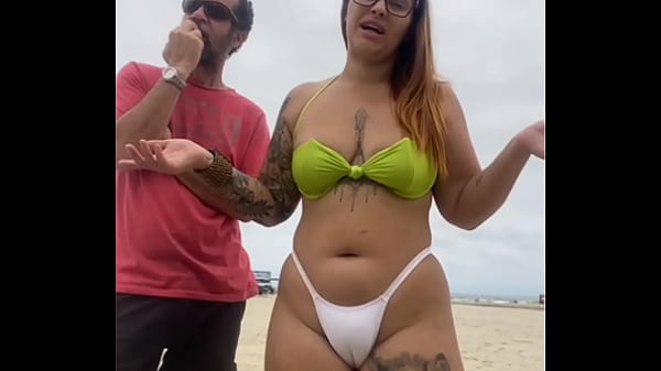 O VENDEDOR DE QUEIJO NÃO PARAVA DE OLHA PRA MINHA BUCETA NA PRAIA