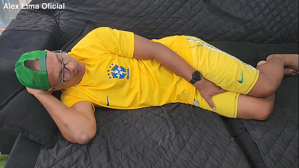 Peguei no sono assistindo o jogo e minha mulher me acordou cheia de tessã para transar ate a bunda a safada me deu