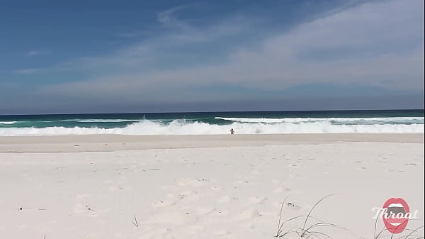 Safada me fez um boquete na praia na frente dos bainhistas