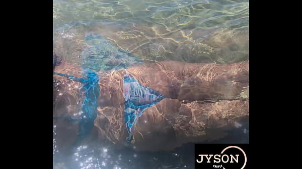 Shor/Prévia: Esposa com tesão na praia quis voltar pro hotel pra dar, sem tirar o biquini. Video completo em breve