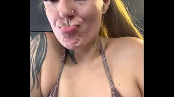 Treinando na academia de frente da praia Angra dos Reis No RJ . Quase fui expulso por ter entrado de biquíni fil dental toda molhada que escorria pela buceta