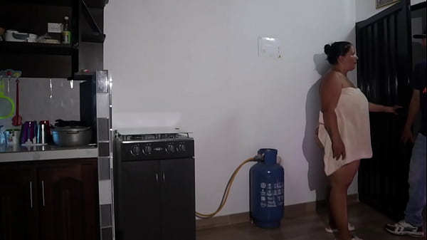 chica se folla al repartidor en forma de pago increible follada arriesgada