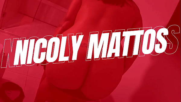 Corninho exibindo a bucetinha peluda da mulher na rua, na praia e até no mercado, mostrando tudo pra todo mundo ver.