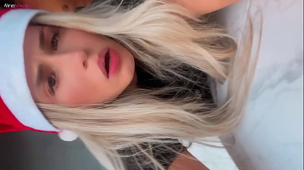 Natal com a loirinha peituda caprichando no boquete e dando gostoso pro corninho – Aline Novak