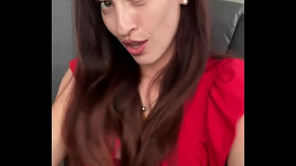 CAROLINA IENA – La padrona italiana vuole che tu adori i suoi piedi di nylon