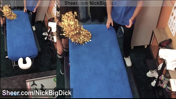 Esta Cheerleader es follada por su masajista y el se corre en sus tetas
